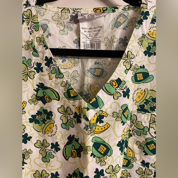 UA scrubs St. Patricks Top X-Large. Green, yellow white. - Picture 4 of 7